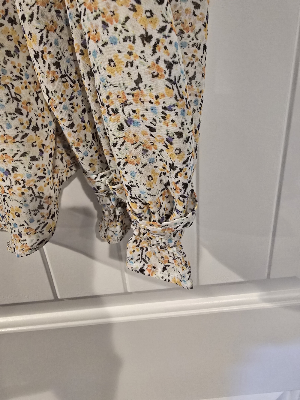 Chelsea & Violet Yellow Floral Tie-Neck Blouse Sz L - Picture 9 of 10